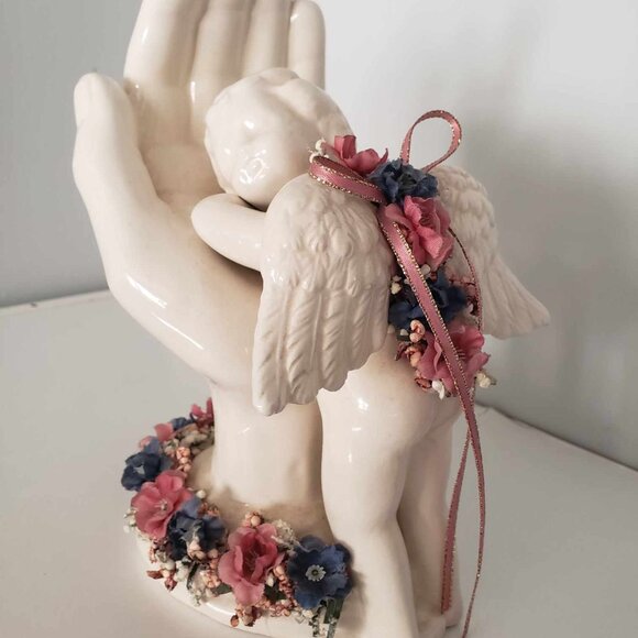 Vintage cherub resting on Jesus' hand - Picture 3 of 11